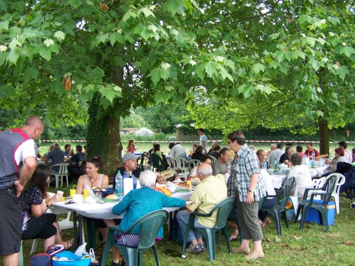 la journée des voisins pendant le repas