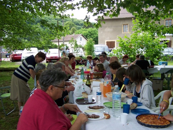 la journée des voisins pendant le repas