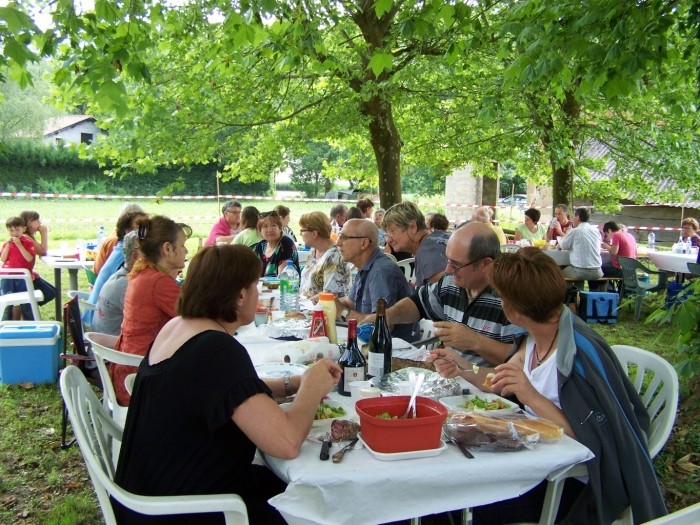 la journée des voisins pendant le repas